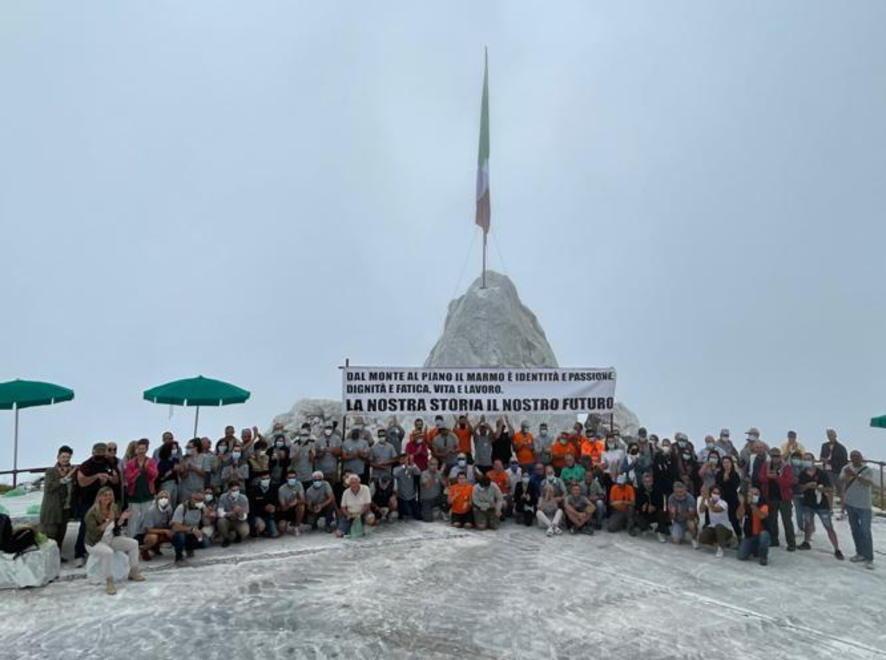 Le famiglie degli operai del Consorzio Cosmave in sit-in alle Cervaiole