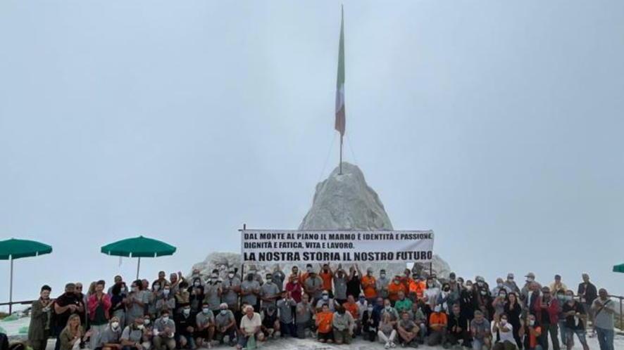 Le famiglie degli operai del Consorzio Cosmave in sit-in alle Cervaiole