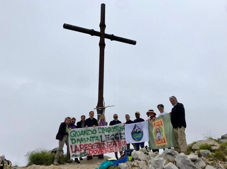 Flashmob sulle vette l’ambientalismo chiede la liberazione delle Alpi