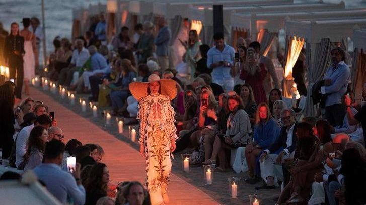 La passerella trasloca in spiaggia: le collezioni si presentano al mare