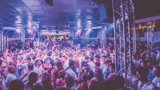 Capienza dimezzata e green pass per entrare «Discoteche chiuse nell’indifferenza totale»