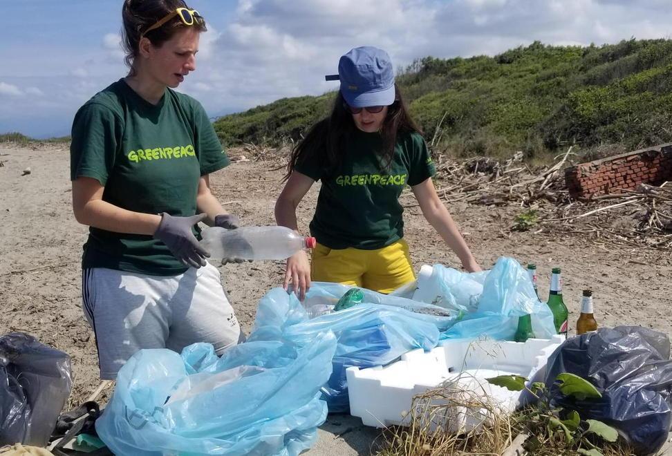 Bocca di Serchio, Greenpeace pulisce la spiaggia dai rifiuti 