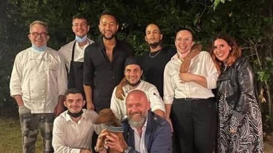 C’è la star John Legend a cena