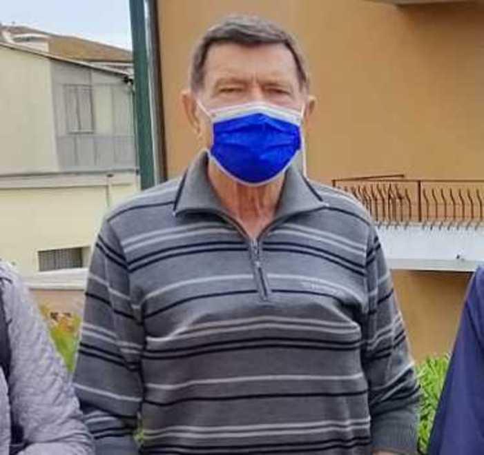 Cade per strada e chiede aiuto «Automobilisti indifferenti»
