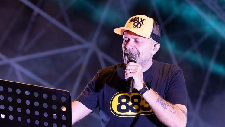 Tanta voglia di musica dal vivo Max Pezzali riempie la piazza