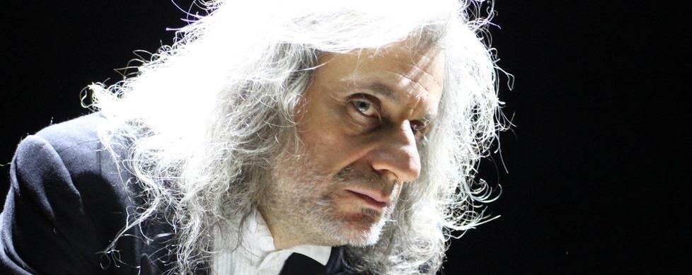 Alessandro Bergonzoni in scena in piazza Fiume con “Trascendi e sali”