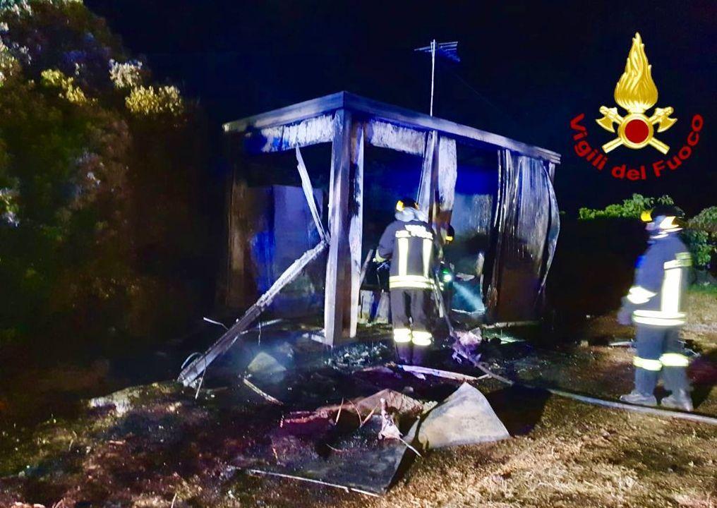 Incendio distrugge una casetta prefabbricata