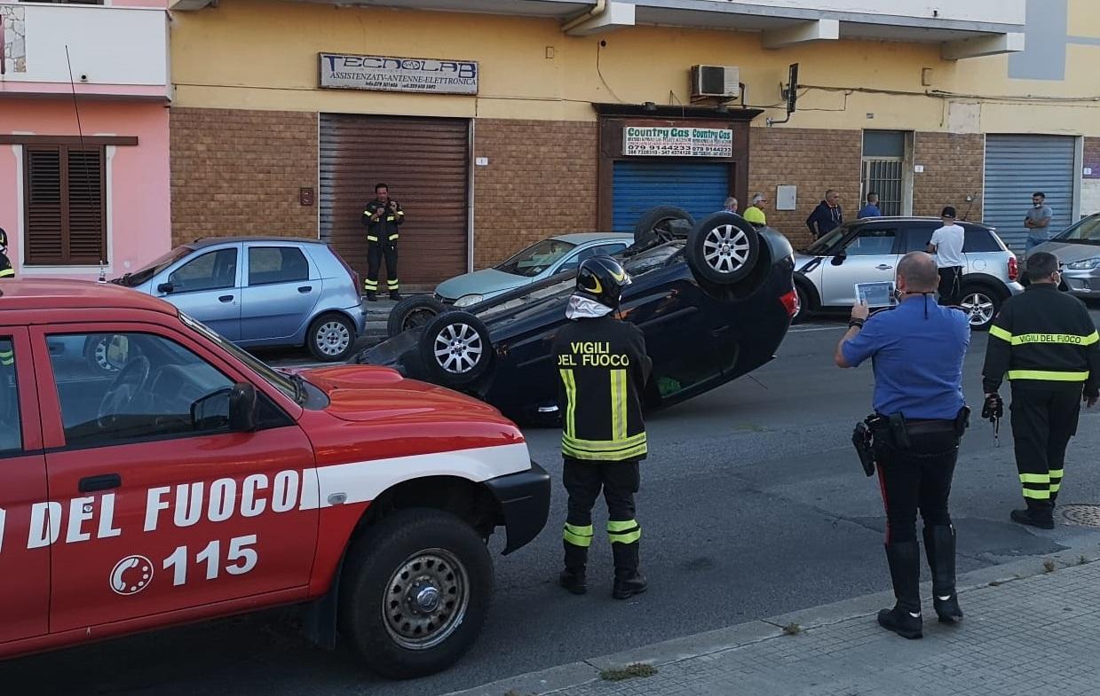 Auto si ribalta in viale delle Vigne 