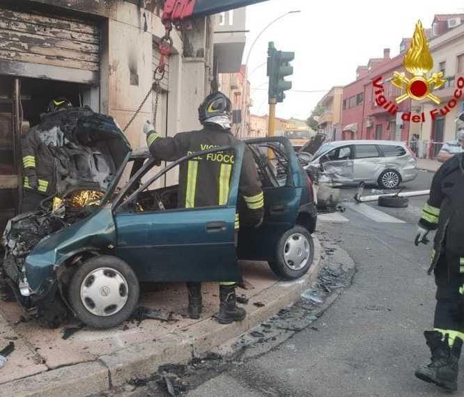 Lo scontro poi il rogo: muore una sedicenne 