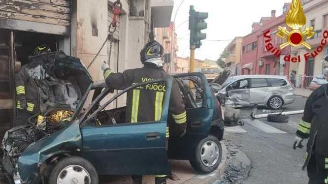 Lo scontro poi il rogo: muore una sedicenne