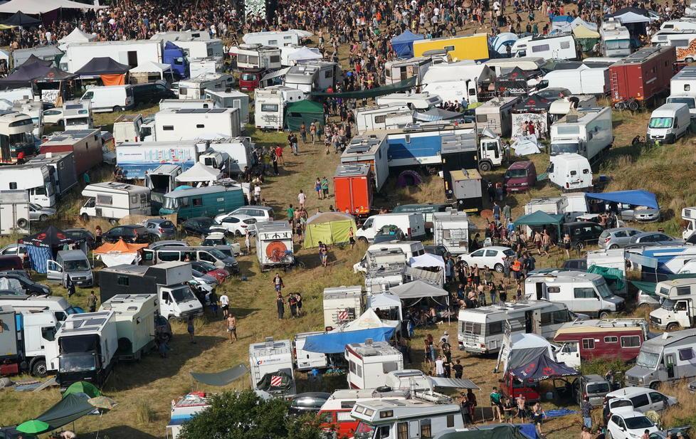 Nessuno dice basta al maxi rave, è il più grande d'Europa dopo il coprifuoco 