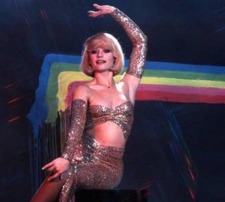 Addio Raffaella Carrà. Sex symbol, impegnata, donna libera: così è diventata la beniamina dei gay 