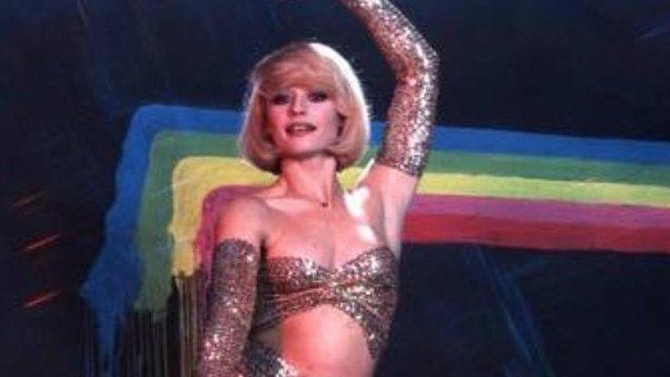 Addio Raffaella Carrà. Sex symbol, impegnata, donna libera: così è diventata la beniamina dei gay