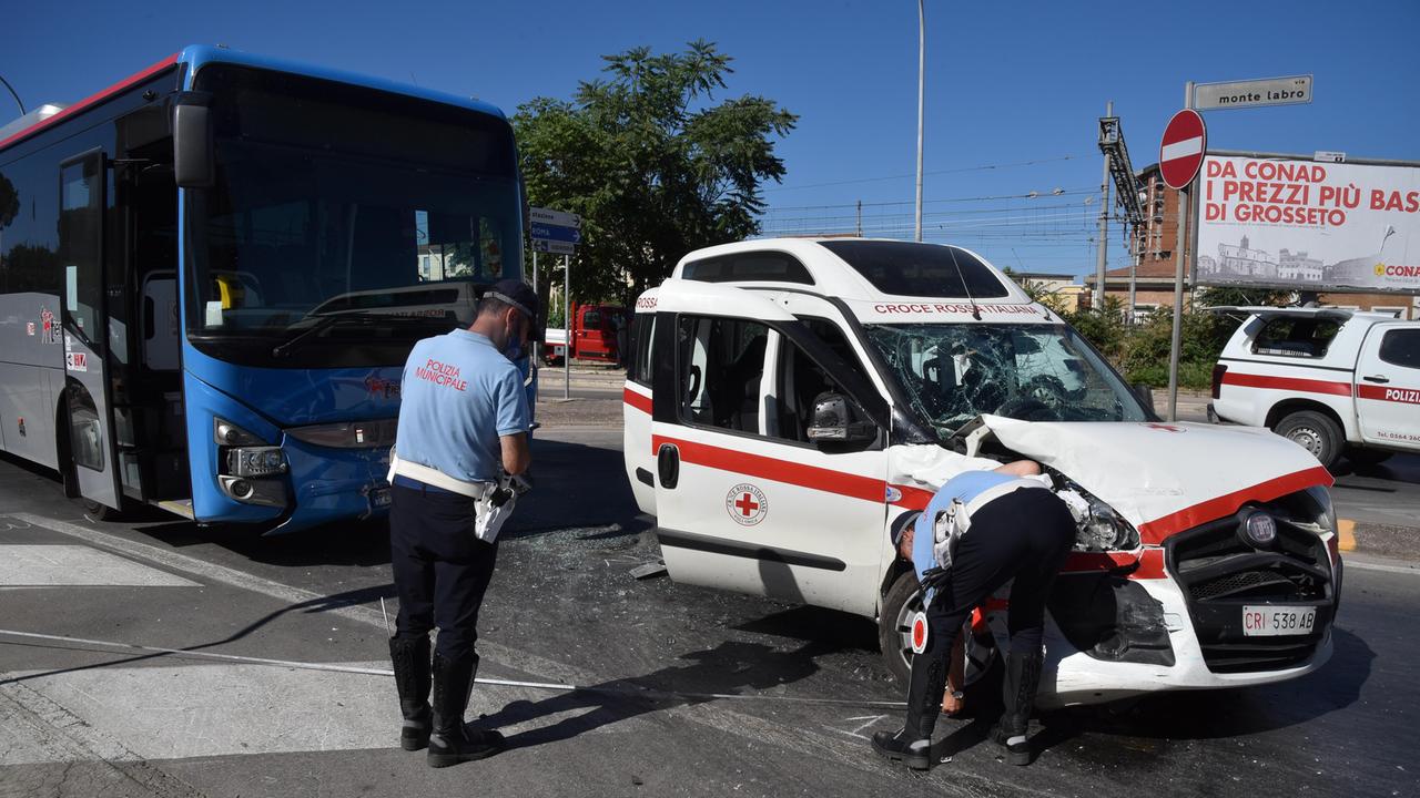 I rilievi della polizia municipale (foto Agenzia Bf)
