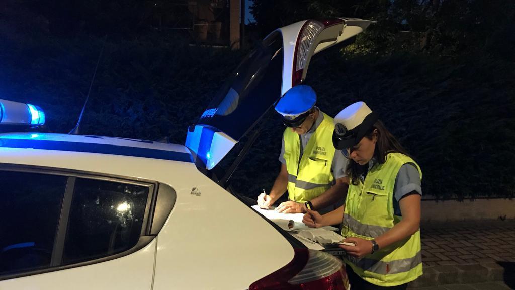 Modena, neopatentata si mette alla guida ubriaca e abbatte palo dell'illuminazione in viale Corassori