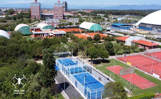 Una bella foto dall’alto dei campi da padel alla Libertas