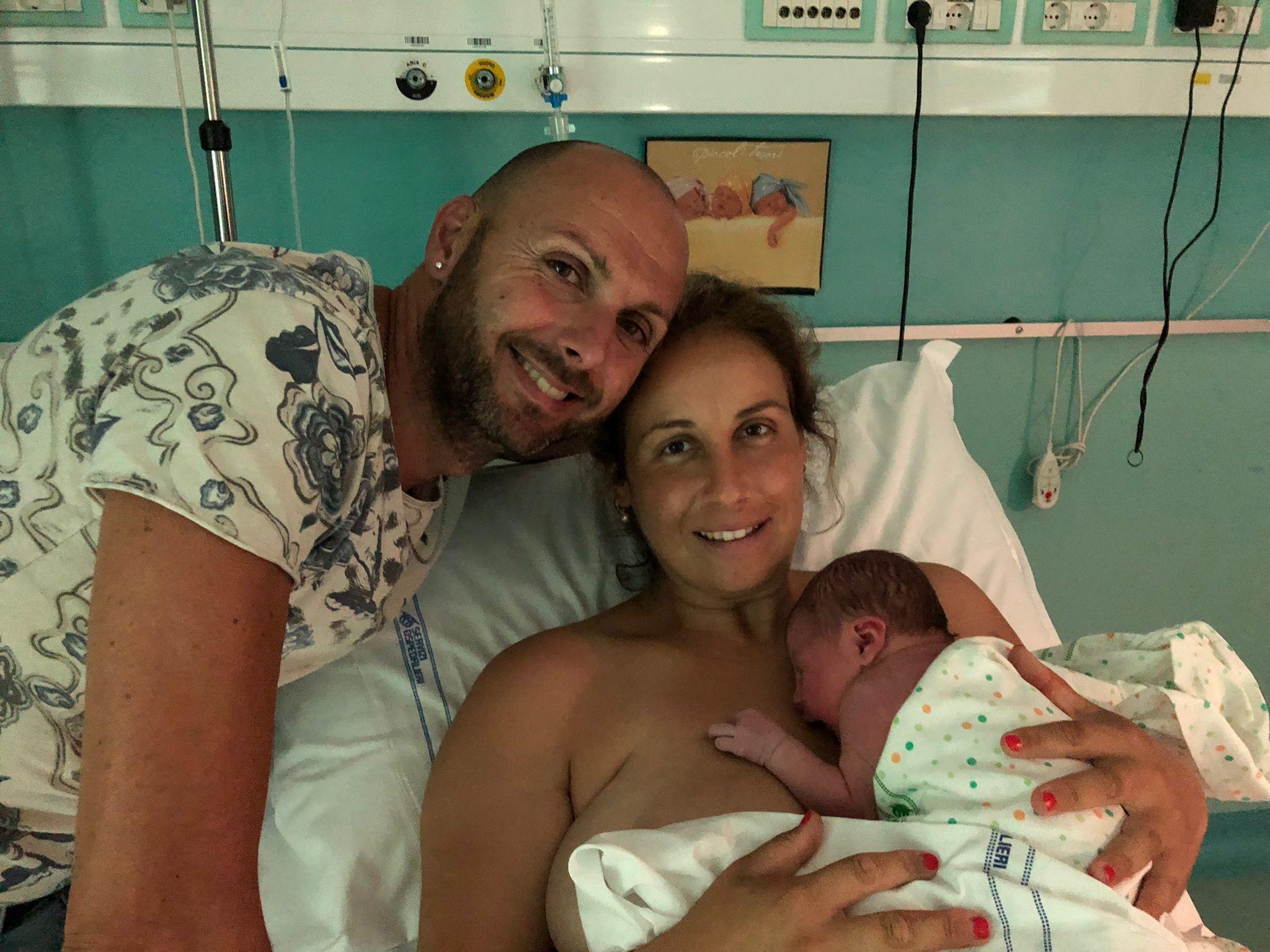 La piccola Selvaggia Lusuriello con babbo Luca e mamma Ilaria
