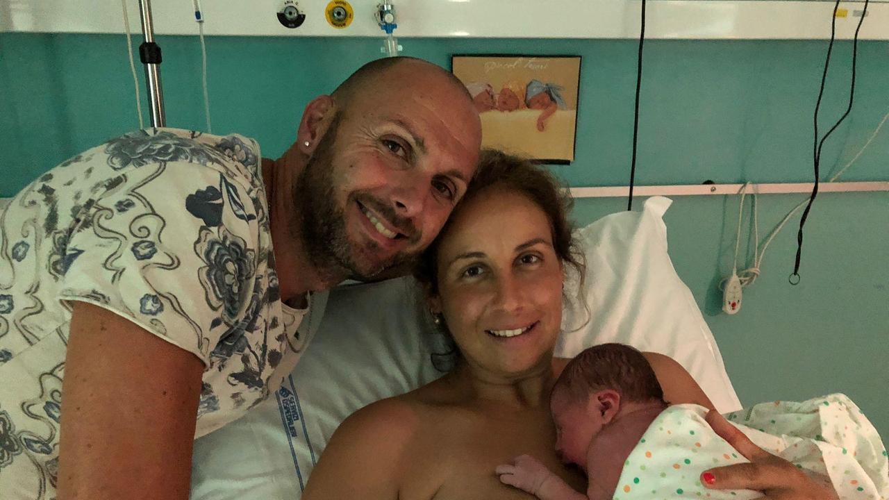 La piccola Selvaggia Lusuriello con babbo Luca e mamma Ilaria