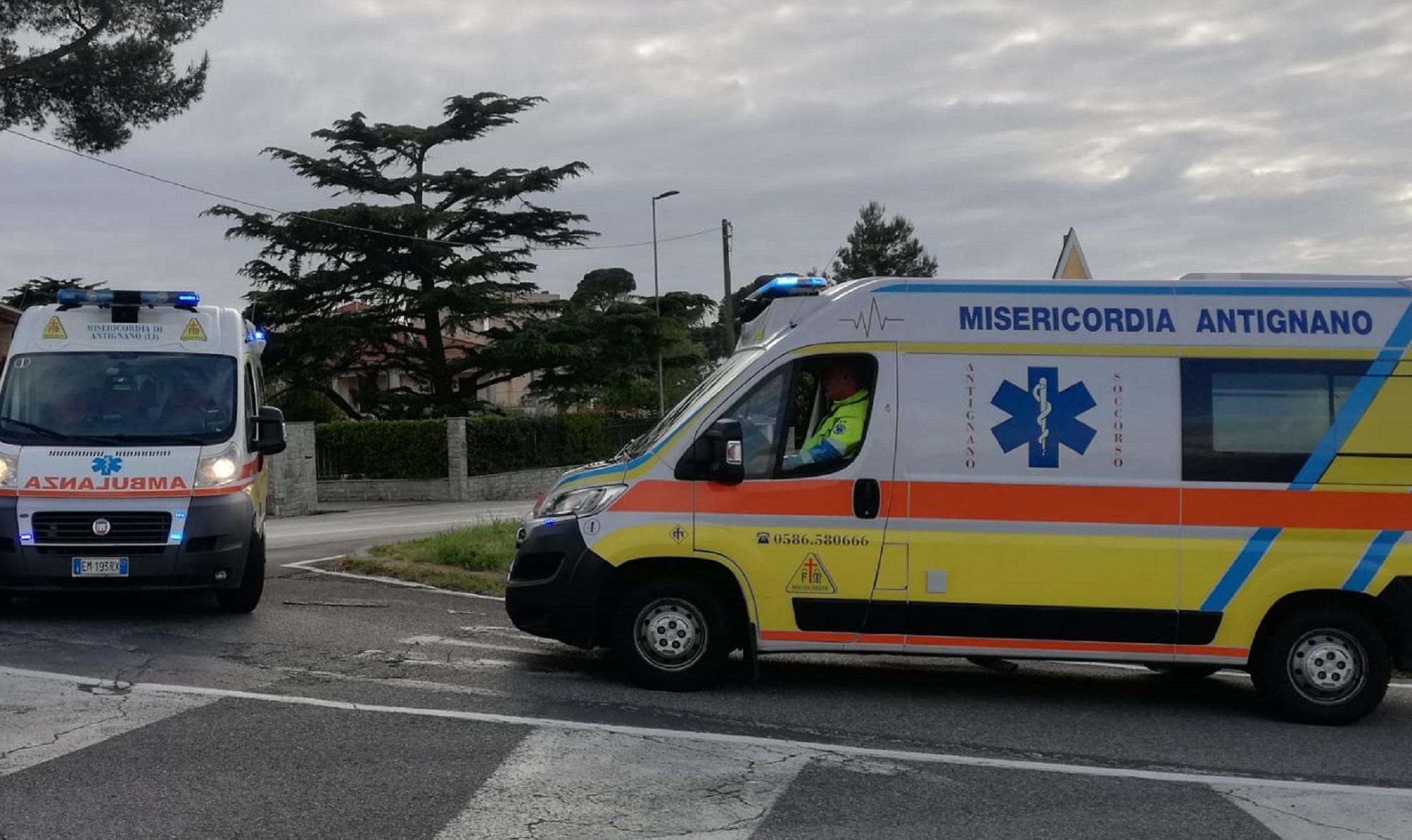 Due ambulanze della Misericordia di Antignano (foto d'archivio)