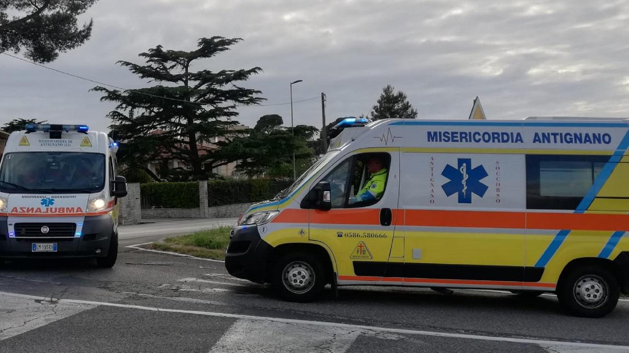 Due ambulanze della Misericordia di Antignano (foto d'archivio)