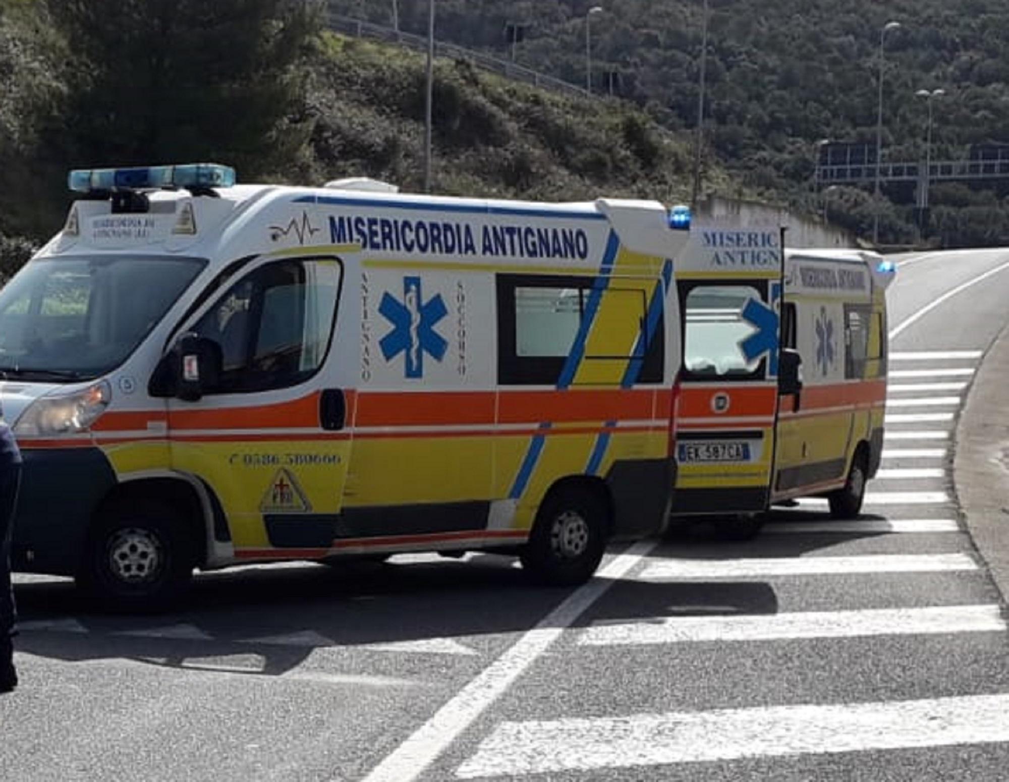 Due ambulanze della Misericordia di Antignano (foto d'archivio)