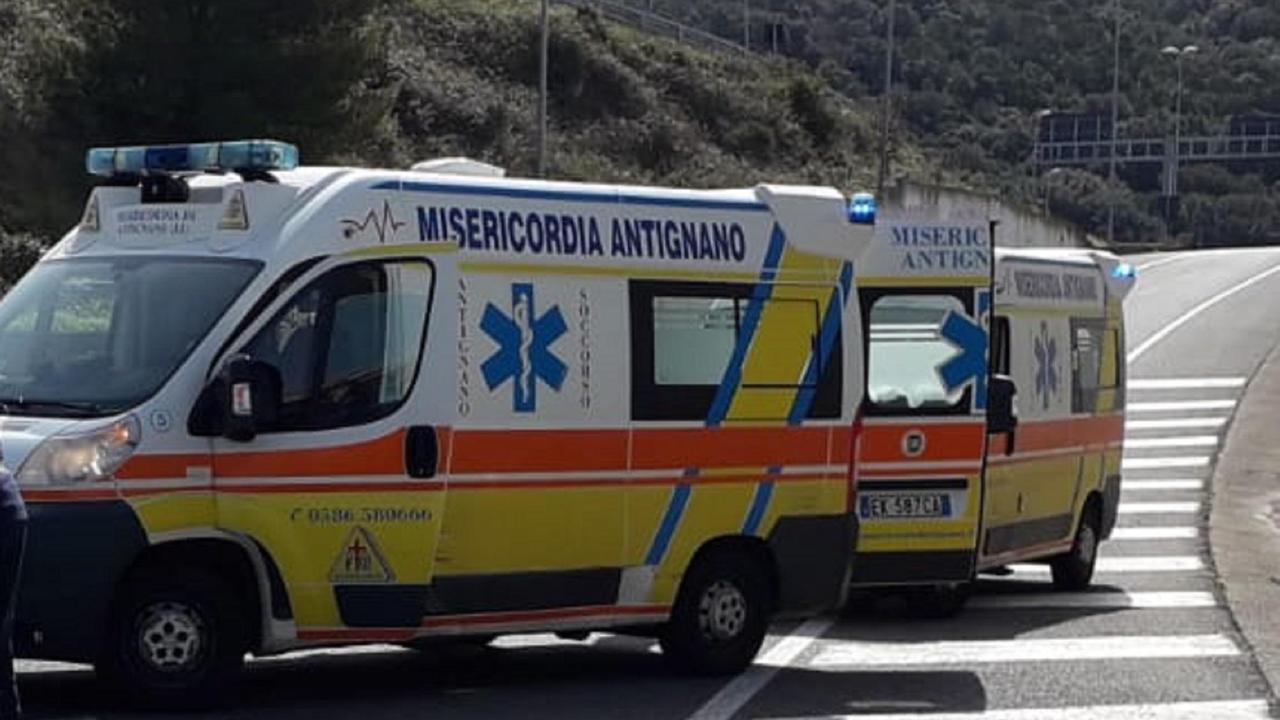 Due ambulanze della Misericordia di Antignano (foto d'archivio)