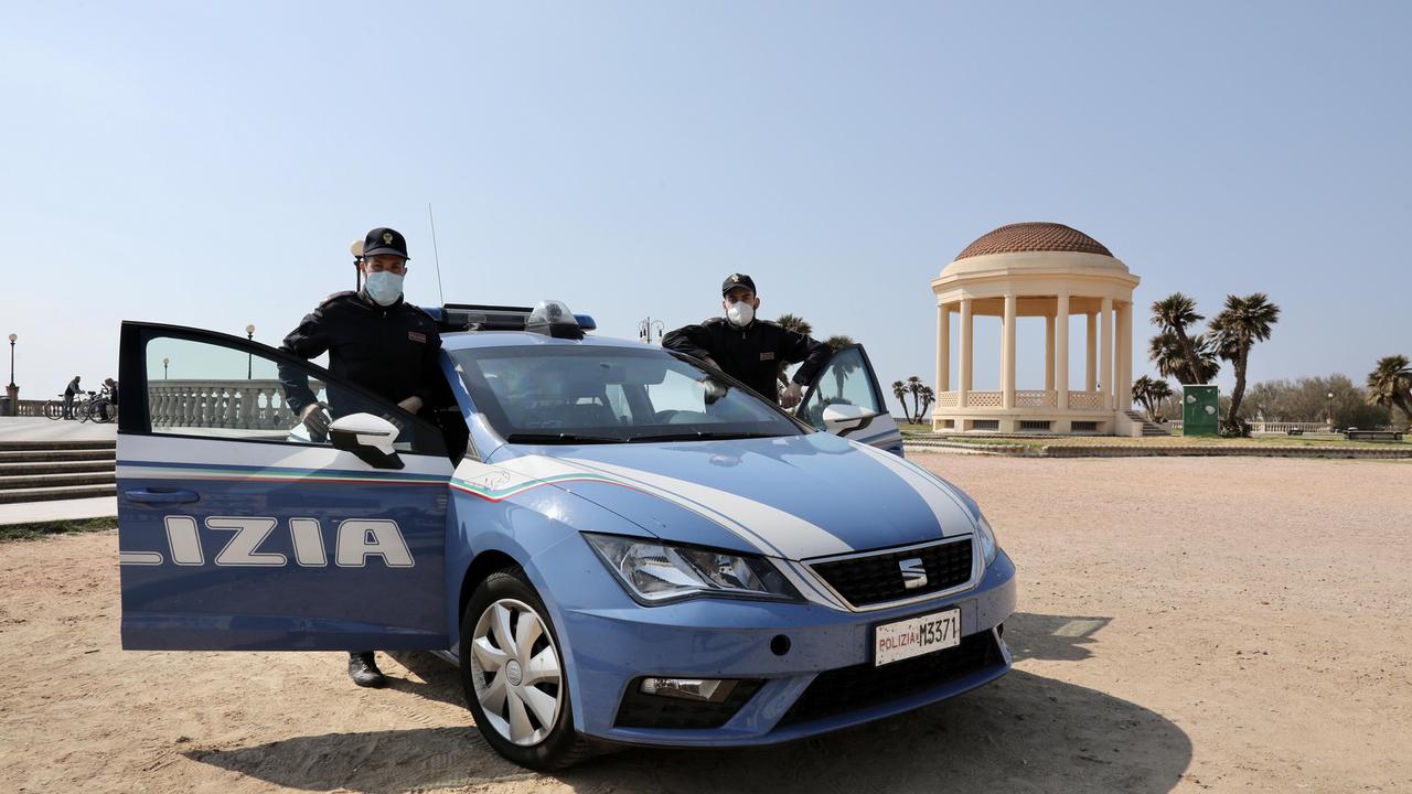 Due agenti della polizia di Stato (foto d'archivio)