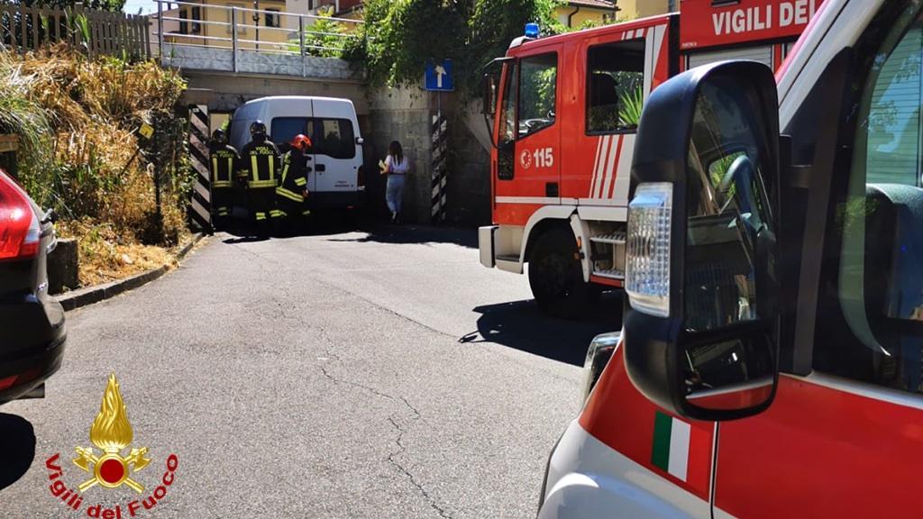 Il furgone rimasto incasatrato nel sottopasso di via Marini
