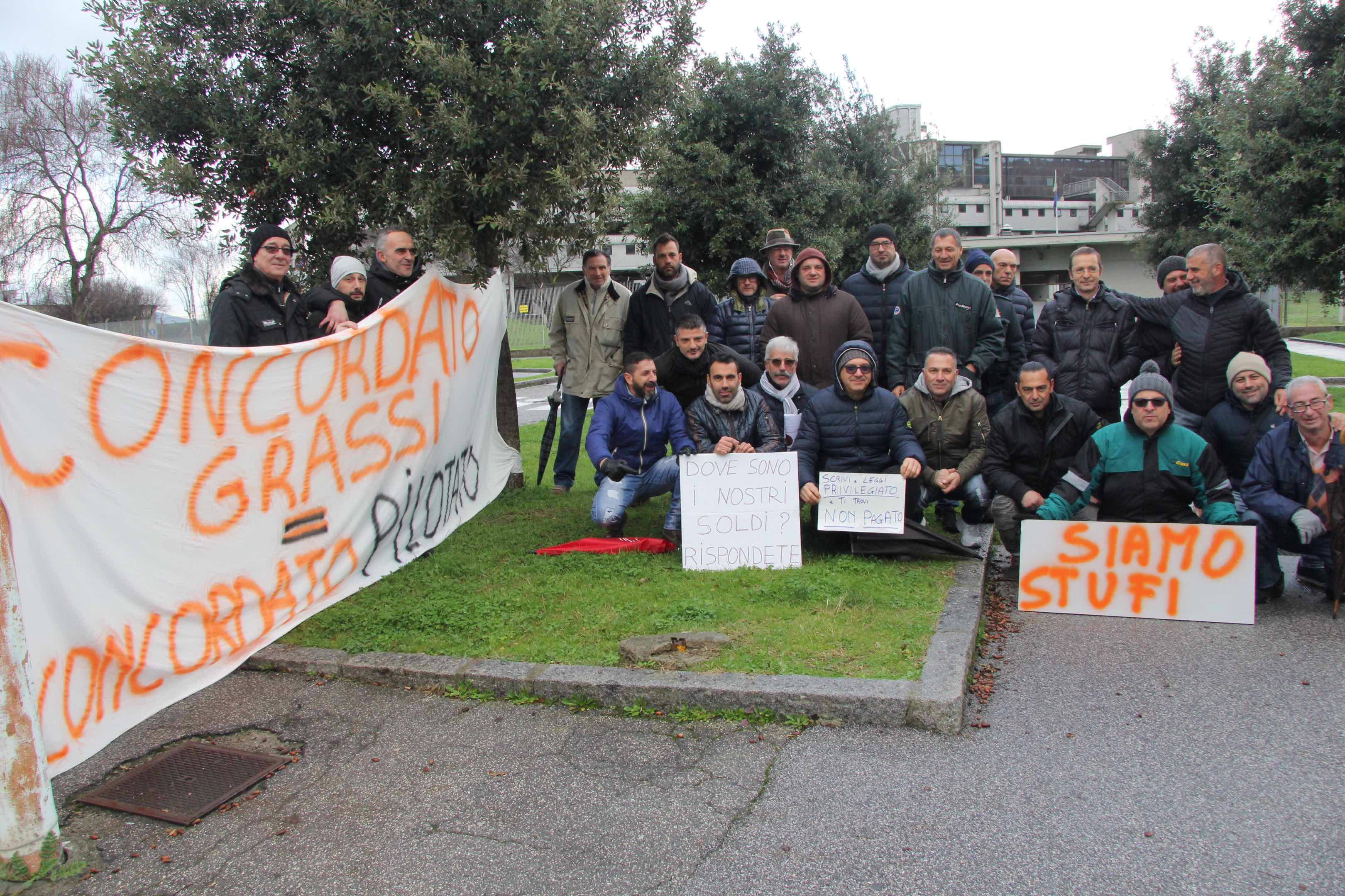 Una protesta degli ex dipendenti della Fratelli Grassi davanti al tribunale