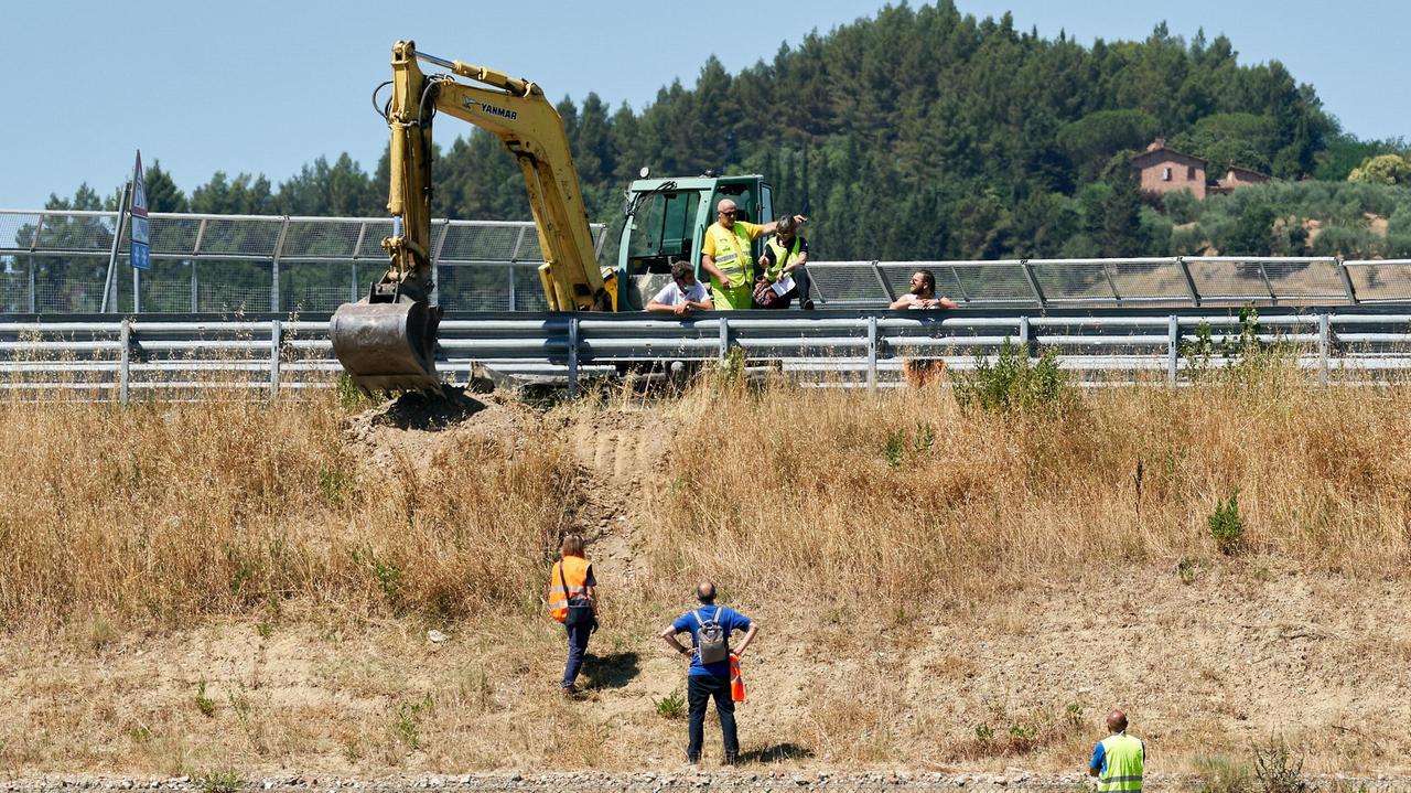 Una ruspa al lavoro per effettuare alcuni prelievi (foto Carlo Sestini)