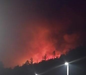 Un incendio devasta il Monte della Croce