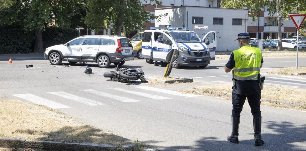 Modena. Auto contro moto nel solito incrocio con via Newton 