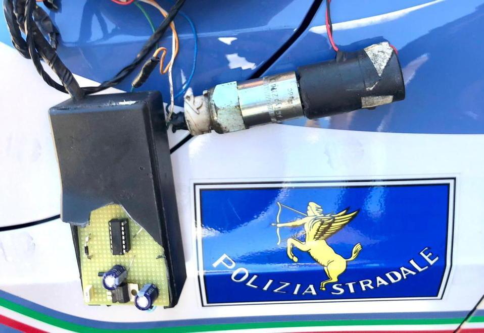 Camionista trucca il tachigrafo Scattano multa e sequestro