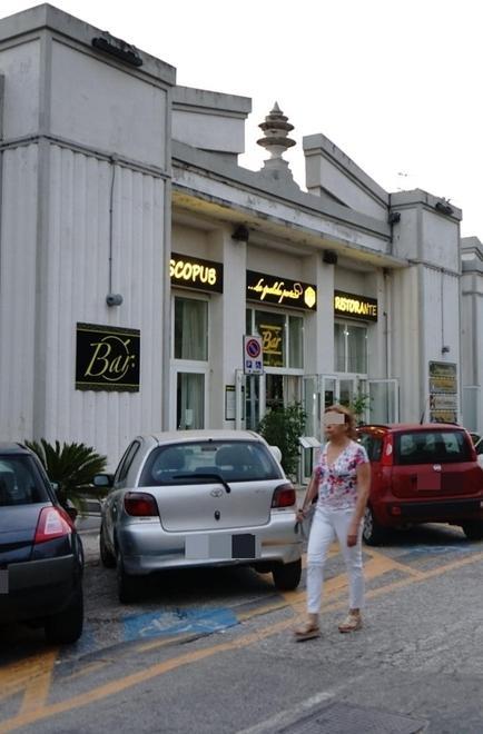 Bottigliata in testa e coltellata a ristoratore Denunciati due uomini 