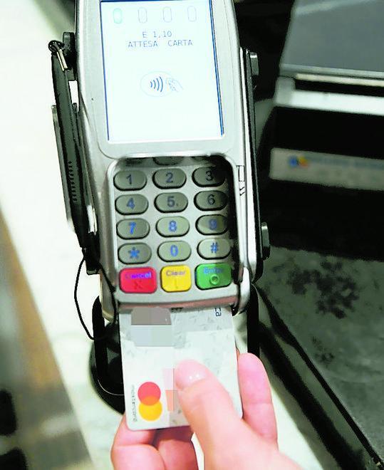 Ruba e usa il bancomat dell’amico che lo ospita