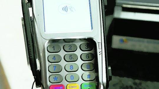 Ruba e usa il bancomat dell’amico che lo ospita
