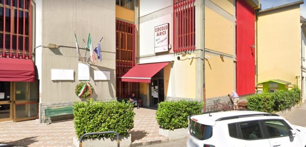 Zio malmenato dai nipoti torna dopo tre settimane e ne accoltella uno