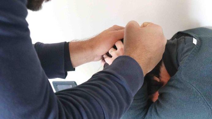 La figlia fa arrestare il padre violento che picchiava la moglie