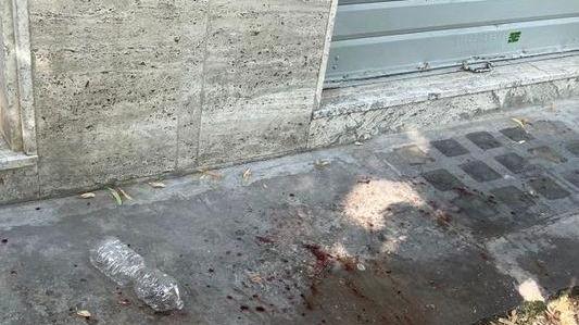 Pestato a sangue sotto casa da tre uomini incappucciati