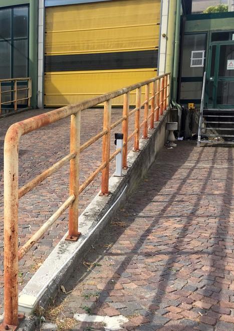 Sporcizia e incuria all’ingresso dell’ospedale