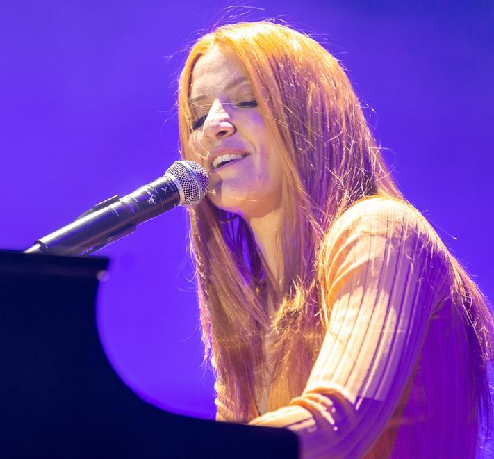 Applausi per Noemi La cantante emoziona 