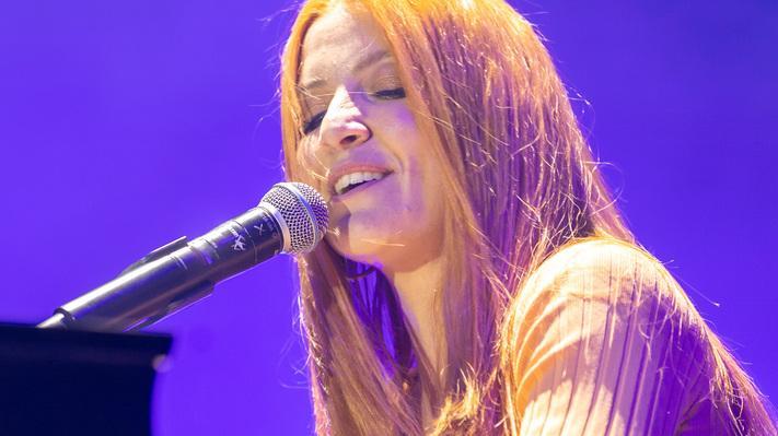 Applausi per Noemi La cantante emoziona