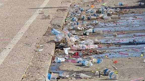 Il lungomare Dante invaso dai rifiuti