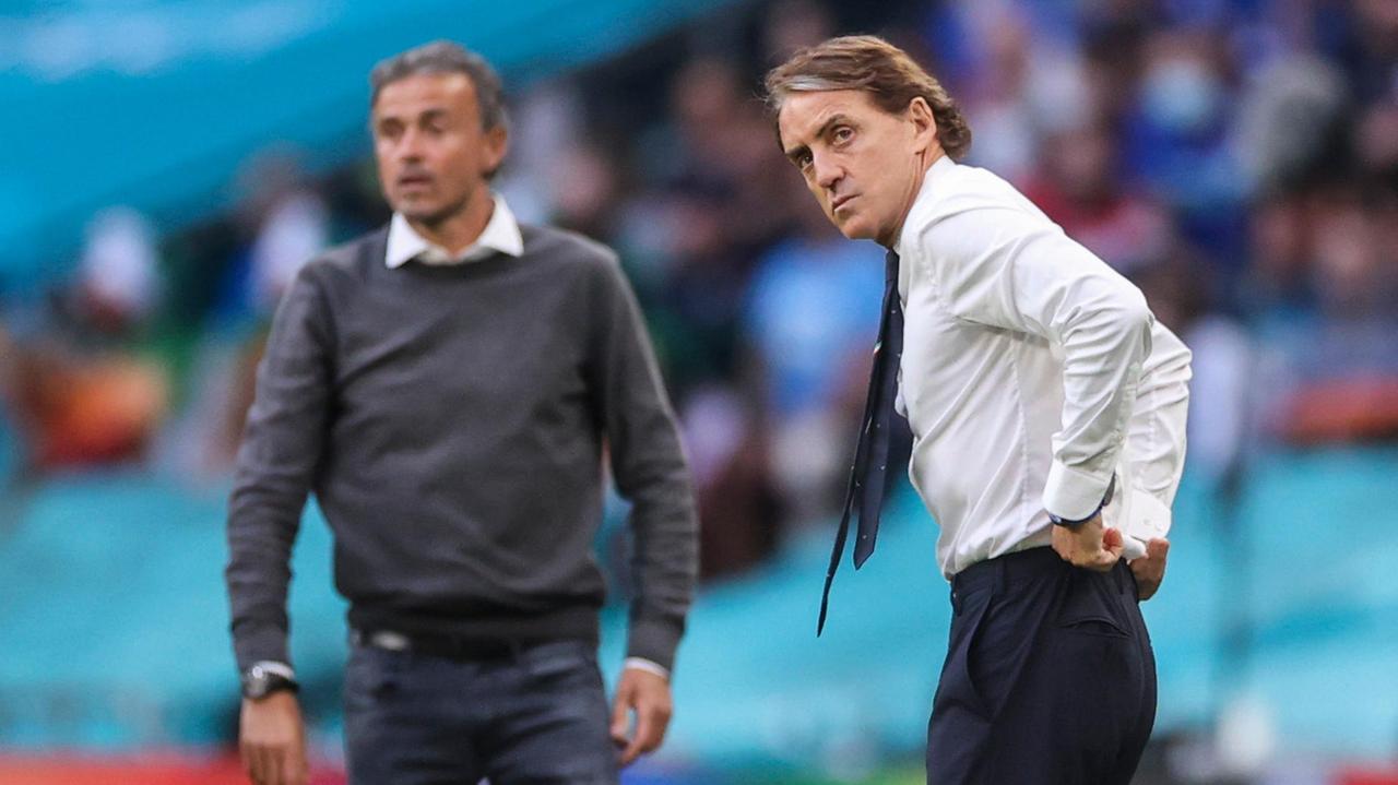 Il commissario tecnico azzurro Roberto Mancini e sullo sfondo Luis Enrique