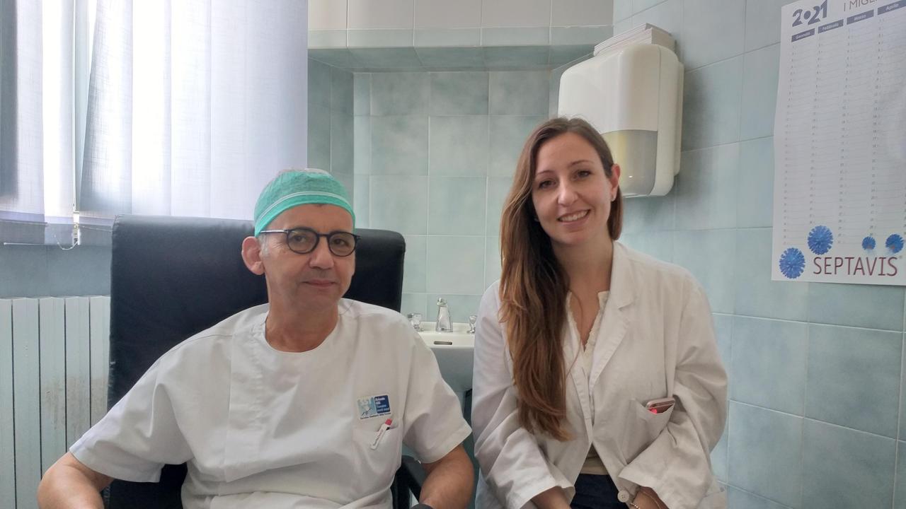 Il primario di Oculistica di Livorno Marino De Luca e la dottoressa Enrica Sarnicola, esperta di trapianti di cornea e patologie corneali