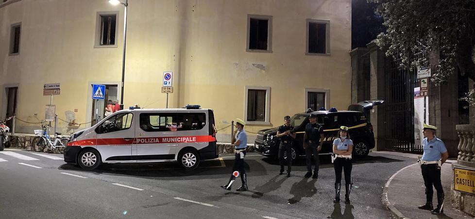 I controlli di carabinieri e vigili in piazza a Castiglioncello sabato sera
