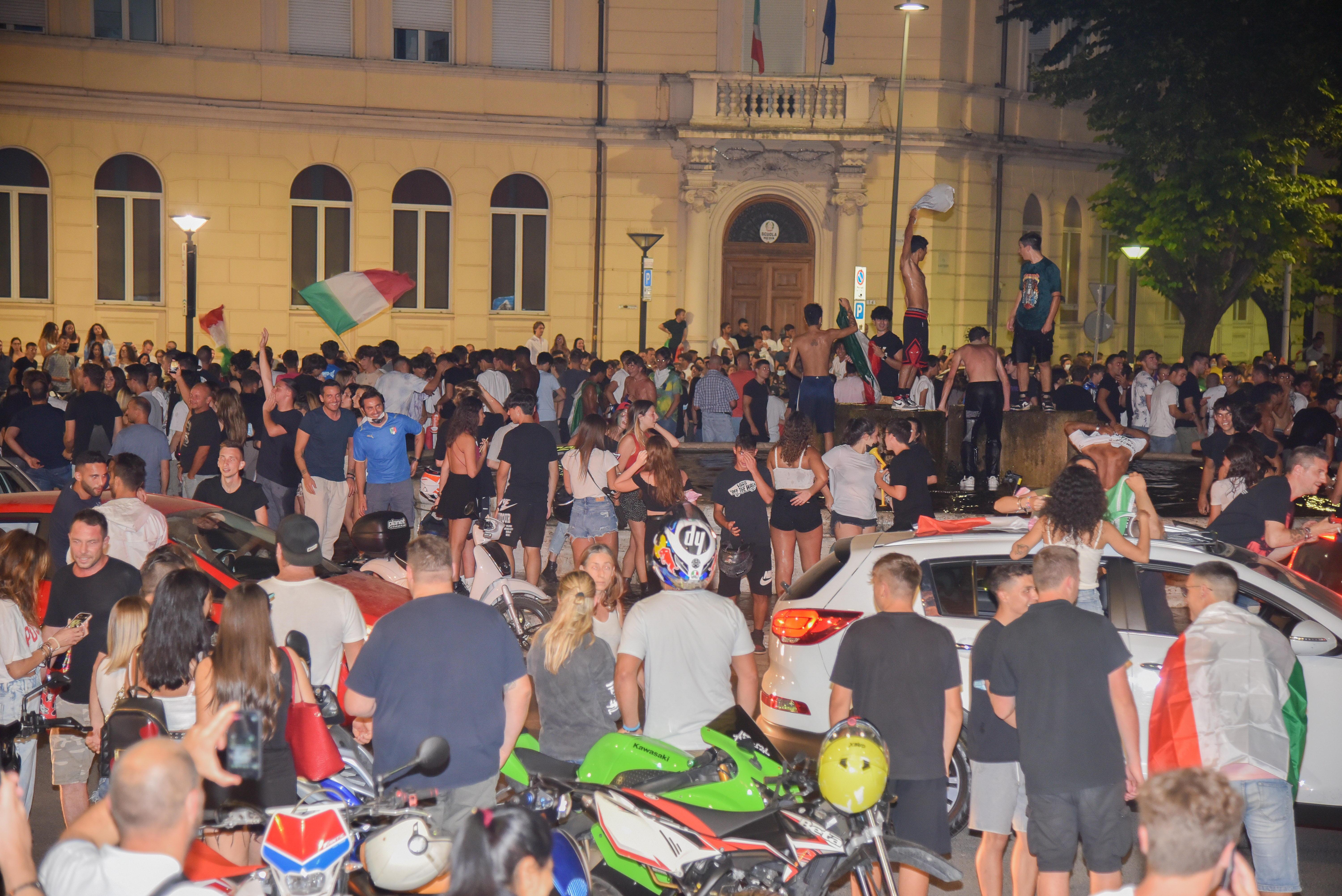 Piazza della Vasca, la festa per la vittoria dell'Italia sulla Spagna (Foto Agenzia BF)