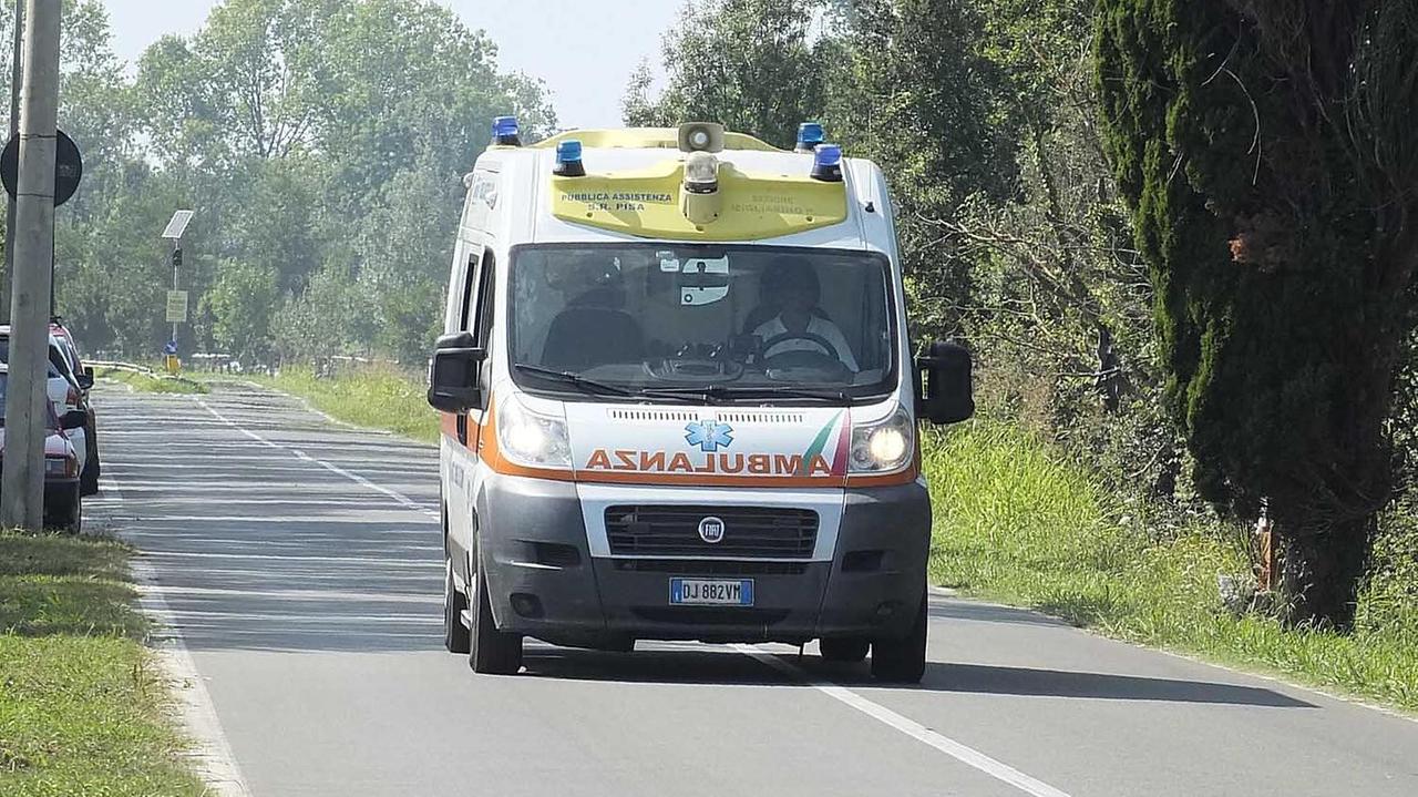 Un'ambulanza durante un intervento di soccorso (Foto d'archivio)