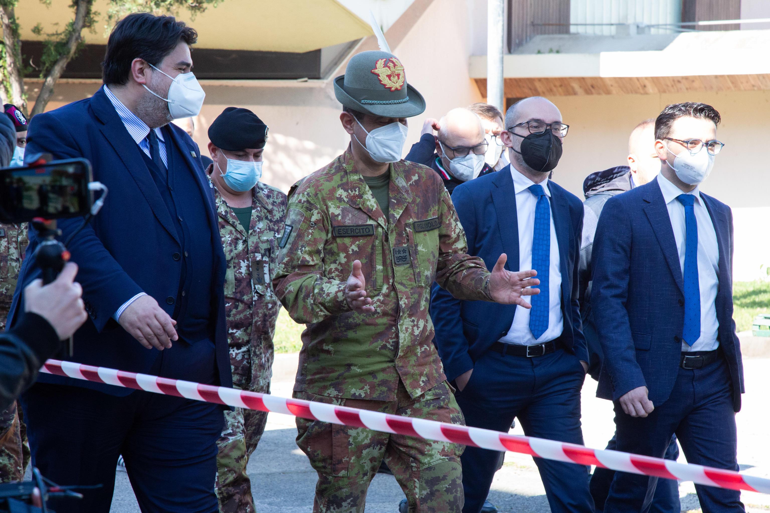 Figliuolo: "Vaccinare 200mila docenti"