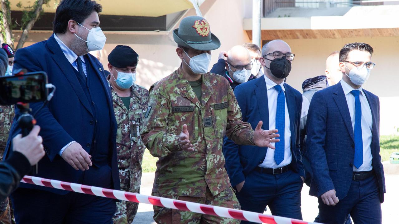 Figliuolo: "Vaccinare 200mila docenti"